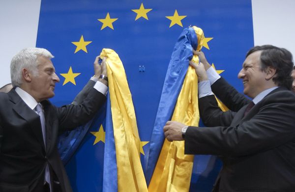 Předseda komise a parlamentu EU odhalují novou budovu ve Vídni.